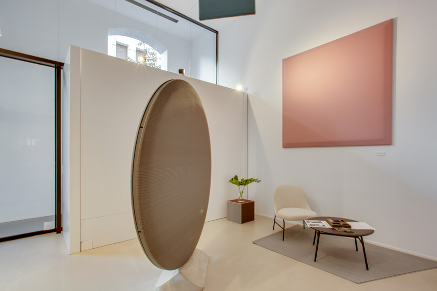 Paneles acústicos 'TACET' diseñados por Monica Armani: uno circular en el suelo con un pie de hormigón y otro rectangular en la pared