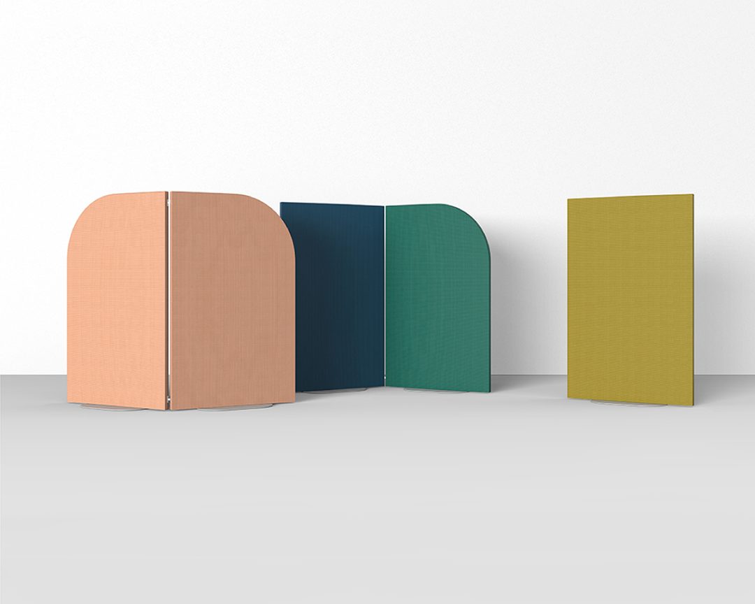 Paneles acústicos 'PLEC' presentados en el suelo. Dos paneles unidos del mismo color, dos paneles unidos de diferente color y forma, y un último y único panel rectangular colocado en vertical