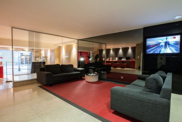 Alfombra de vinilo de la colección Chroma del color Red instalada en el hall de los apartamentos Calabria en Barcelona