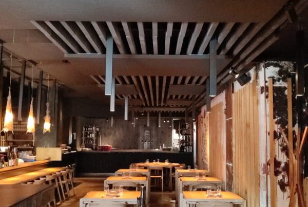 Paneles acústicos vertisolacoustics instalados en el restaurante Ikoya Izakaya de Sagardi en Barcelona