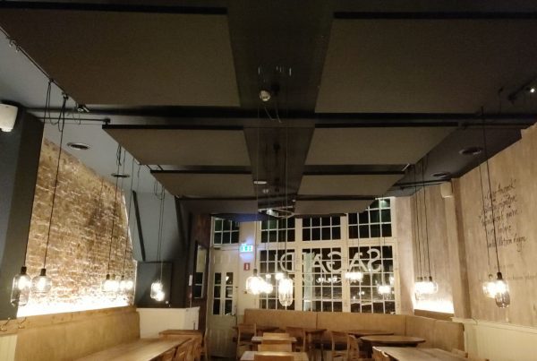 Paneles acústicos vertisolacoustics instalados en el restaurante Sagardi de Amsterdam